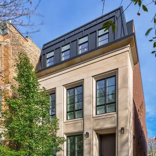 LINCOLN PARK ELEGANCE WITH UNBEATABLE SKYLINE VIEWS
