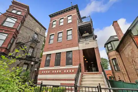 Stunning Extra Wide Duplex Down in Lincoln Park