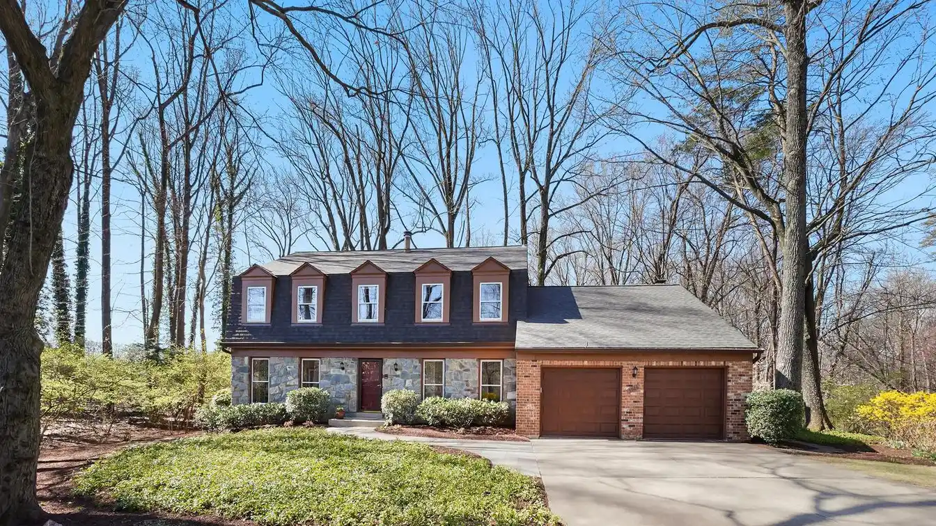 Beautifully Maintained Colonial in Stratton Commons