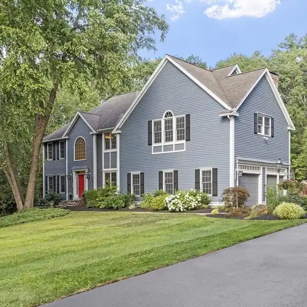 SPACIOUS COLONIAL ON A PICTURESQUE CUL-DE-SAC