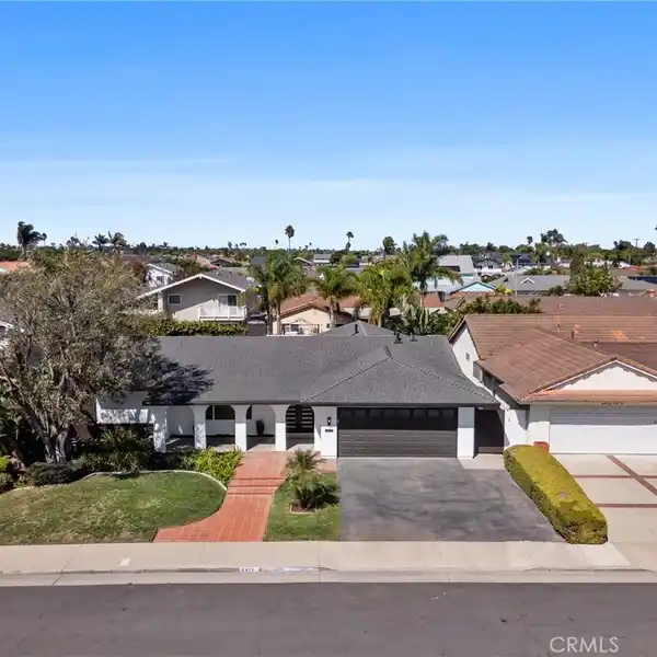 BEACHSIDE LUXURY WITH PRIVATE POOL AND MODERN UPGRADES