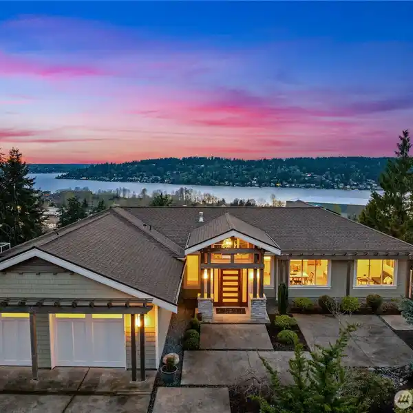 CONTEMPORARY HOME ABOVE LAKE WASHINGTON