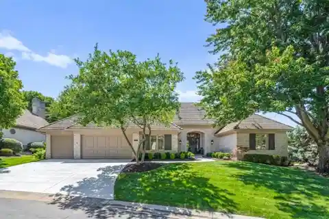Completely Updated Luxury Villa in Hallbrook