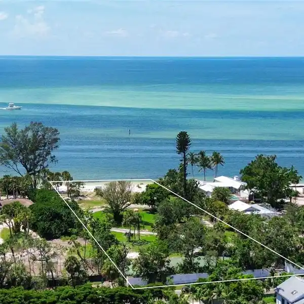 EXCEPTIONAL ESTATE PROPERTY WITH PRIVATE BEACH