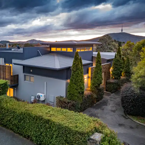 REFINED RESIDENCE ON AN EXPANSIVE PARCEL