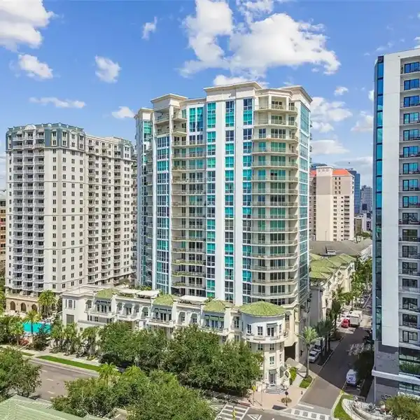 ELEVATED LIVING IN THE PLAZA ON HARBOUR ISLAND