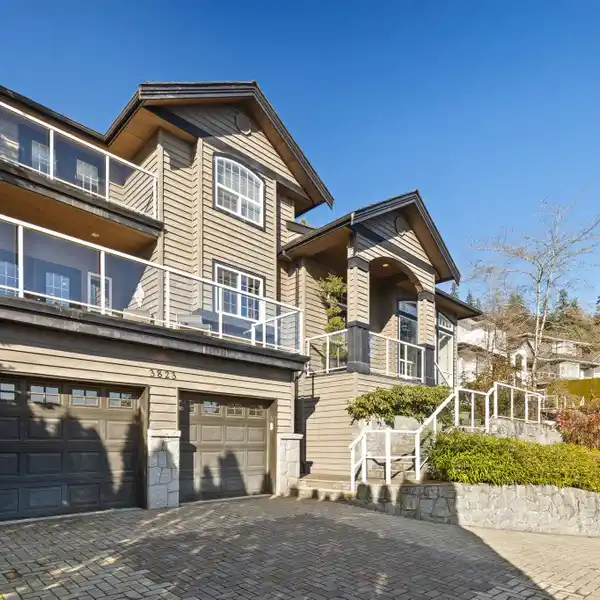 CUSTOM HOME IN THE DISTINCTIVE BRAEMAR SUBDIVISION