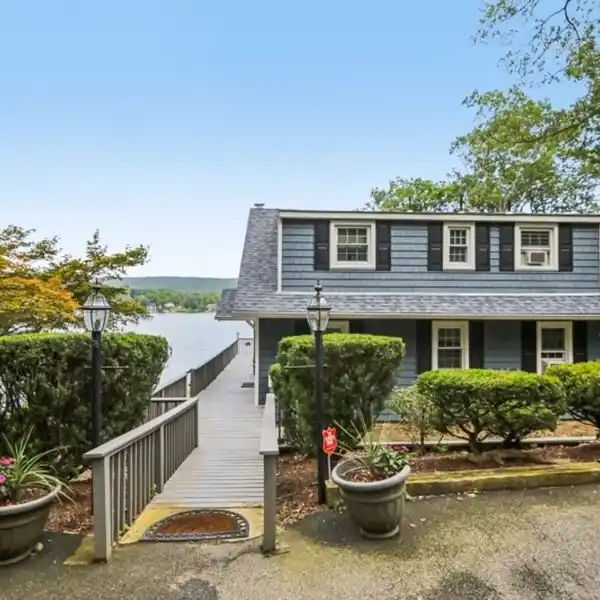 CAPE COD-STYLE HOME ON GREENWOOD LAKE