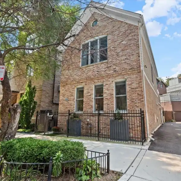 RARE BLEND OF MODERN COMFORT AND CLASSIC CHARACTER