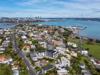 Architecturally Designed Gem Near Waterfront Walks