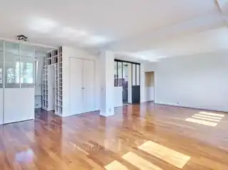 Bright Dual-Aspect Apartment with Garden Views