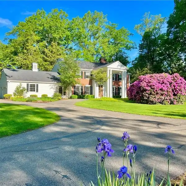 ELEGANT COLONIAL RETREAT SURROUNDED BY NATURE