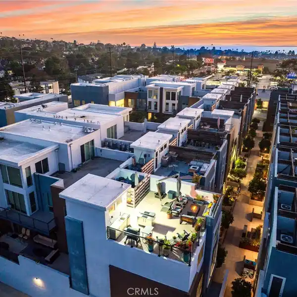 END-UNIT COASTAL LUXURY WITH ROOFTOP RETREAT