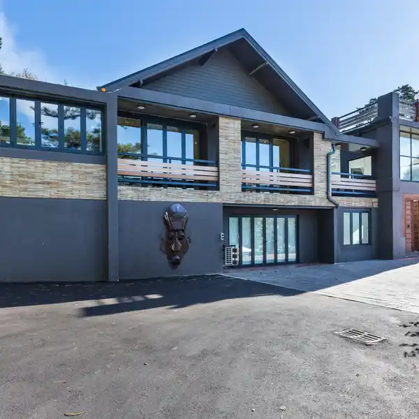 ULTIMATE MANSION OFFERING CONNOISSEUR LIVING AT ITS FINEST