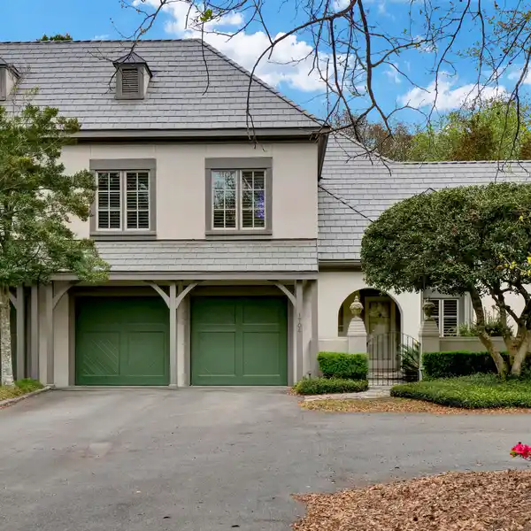 BEAUTIFULLY UPDATED PEMBROKE UNIT