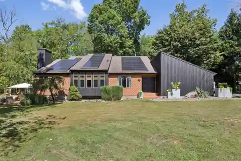 Cul-De-Sac Contemporary with Luxury and Flexibility