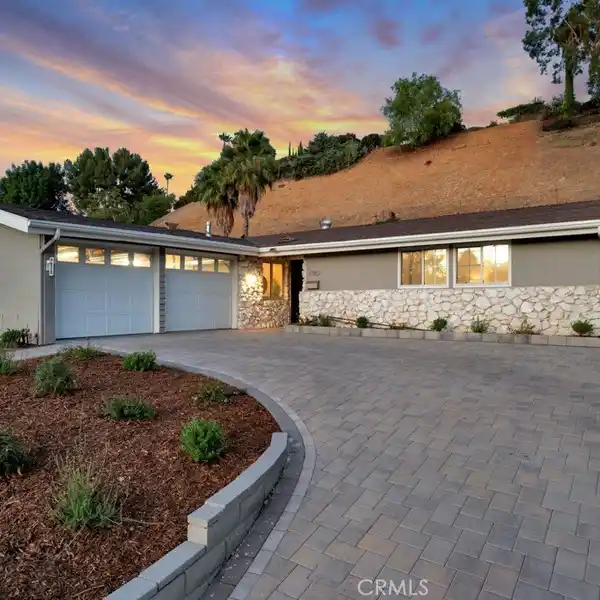 MODERN LUXURY WITH TIMELESS COMFORT