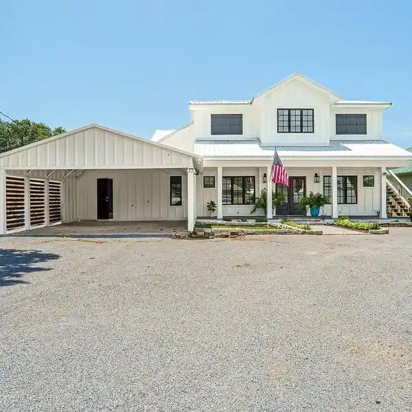 WATERFRONT LUXURY MEETS CUSTOM CRAFTSMANSHIP