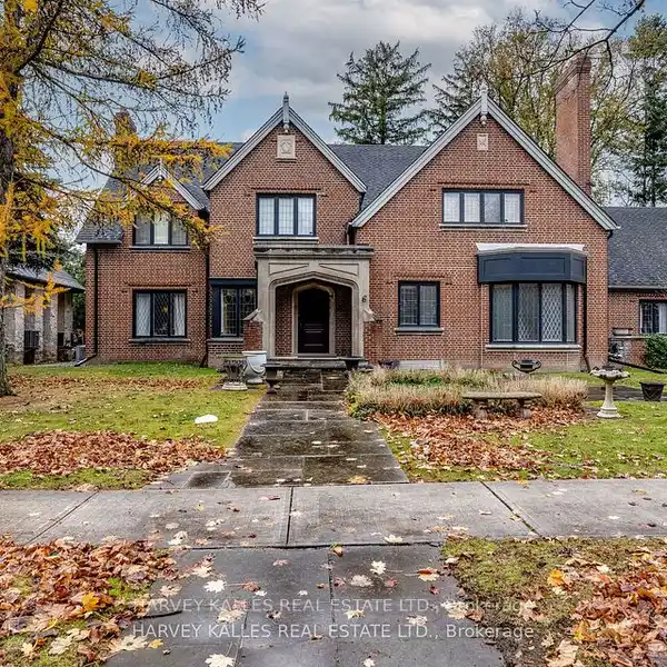 ONE-OF-A-KIND CUSTOM EXECUTIVE RESIDENCE