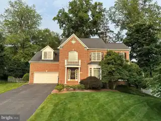 All-brick Elegance on Quiet Cul-de-sac