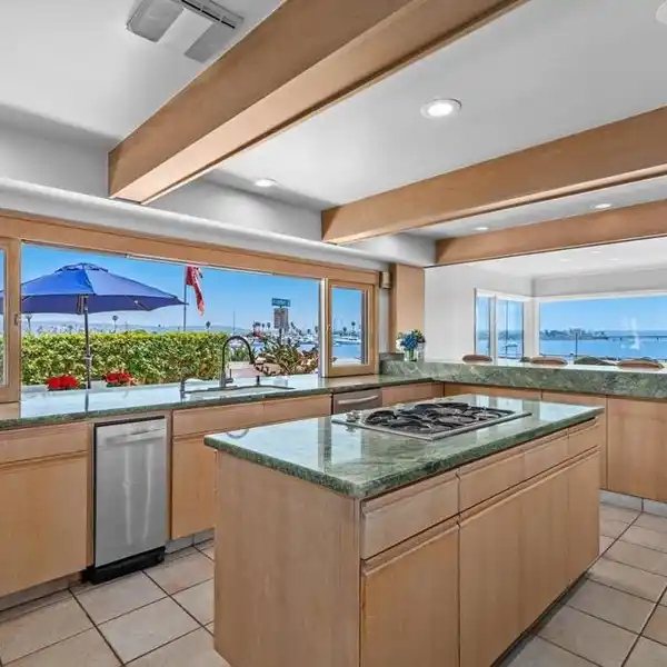 EXCEPTIONAL BAYFRONT RESIDENCE