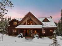 MOUNTAIN CHARM AND COMFORT ON A SPACIOUS PRIVATE LOT