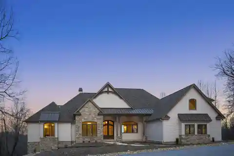 New Luxury Construction with Panoramic Mountain Views