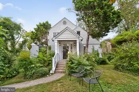 Sun-Filled Home on a Generous Lot in Palisades