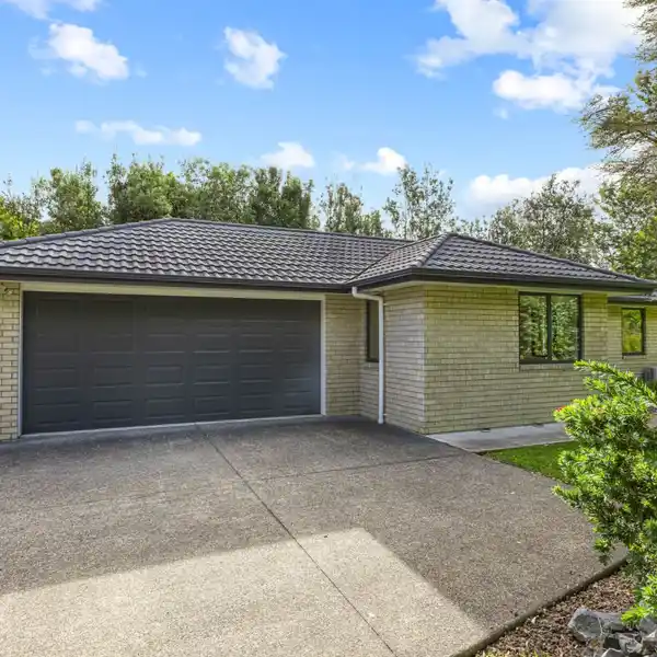 BEAUTIFUL BRICK AND TILE HOME WITH PEACEFUL RURAL SURROUNDINGS