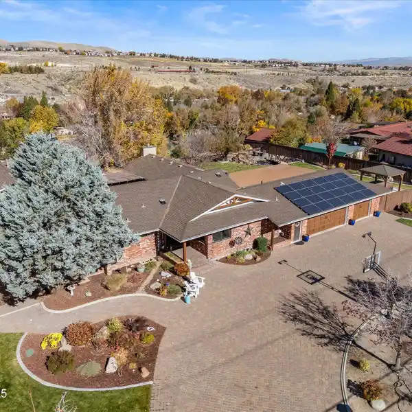 GRAND ESTATE WITH VERSATILE LIVING SPACES