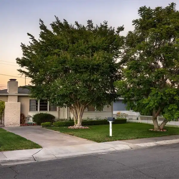 SINGLE-LEVEL BUNGALOW IN GREAT LOCATION