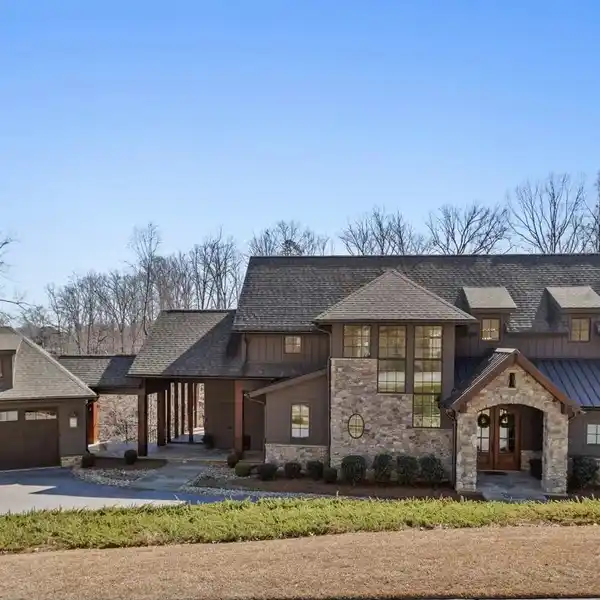 IMMACULATE HOME IN THE OAKS