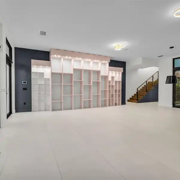 MODERN LUXURY WITH ARTISTIC ELEGANCE