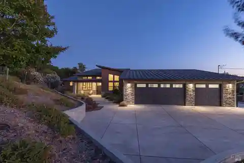 Hilltop Retreat in Desirable Wikiup