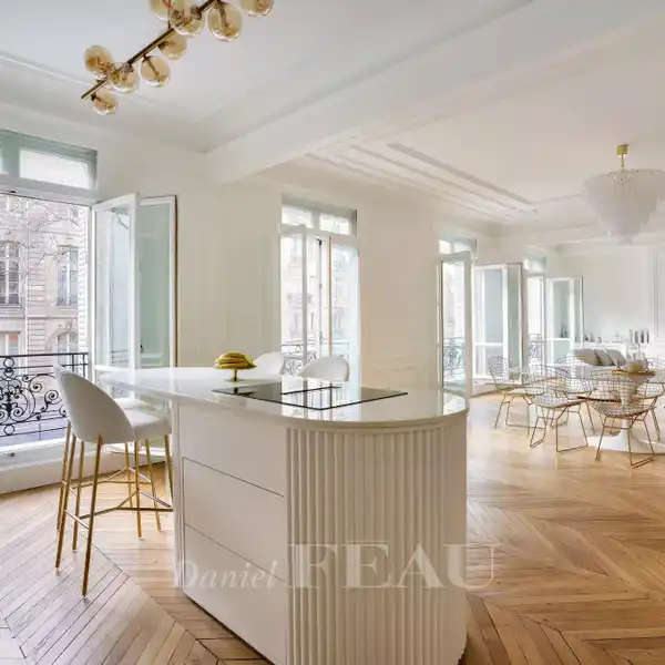 MAGNIFICENT LIGHT-FILLED DUAL-ASPECT APARTMENT