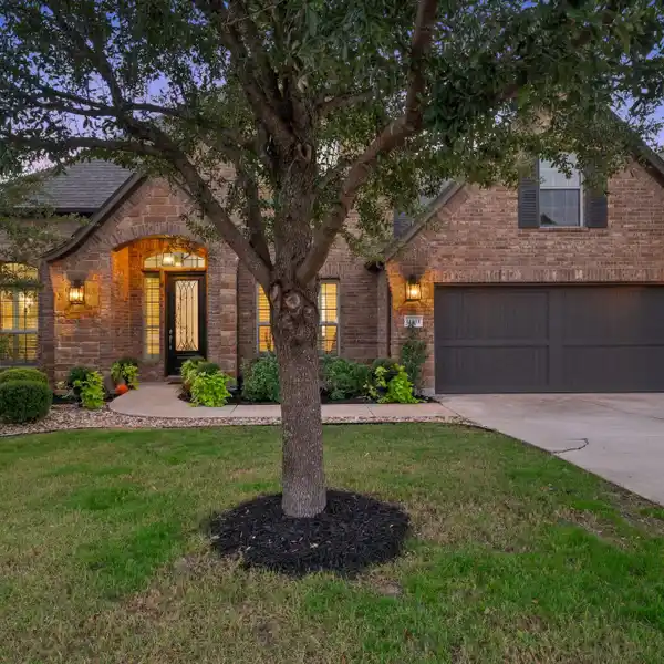 TASTEFUL FAMILY HOME WITH OPEN AND BRIGHT SPACES