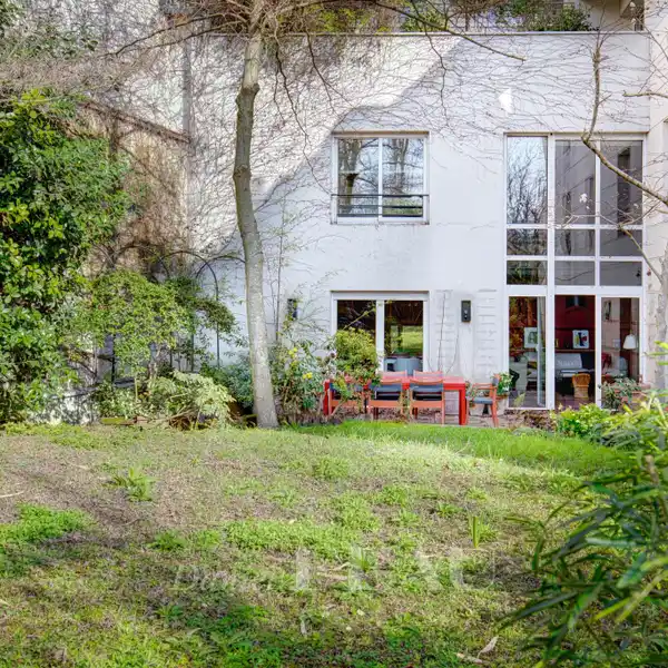 SPLIT-LEVEL APARTMENT WITH A LARGE GARDEN