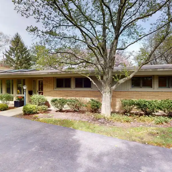 BEAUTIFULLY SERENE MID-CENTURY HOME