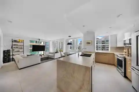 Renovated Residence with Amazing Skyline and Ocean Views