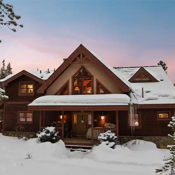 MOUNTAIN CHARM AND COMFORT ON A SPACIOUS PRIVATE LOT