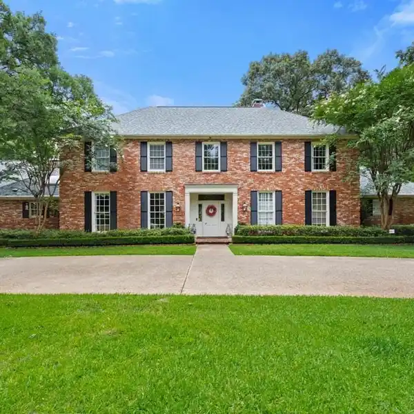 GEORGIAN-STYLE ESTATE ON THREE WOODED ACRES