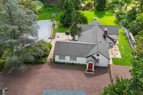 Exquisitely Updated Cottage