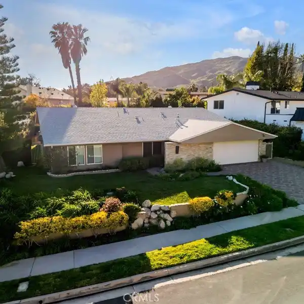 PRIVATE SALTWATER POOL & SPA HOME SURROUNDED BY LUSH LANDSCAPING