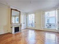 LIGHT-FILLED SPACIOUS APARTMENT IN A LOVELY FREESTONE BUILDING