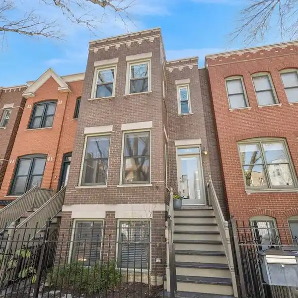 ROW HOUSE IN THE HEART OF BUCKTOWN