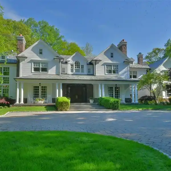 WONDERFULLY CONSTRUCTED COLONIAL MANOR