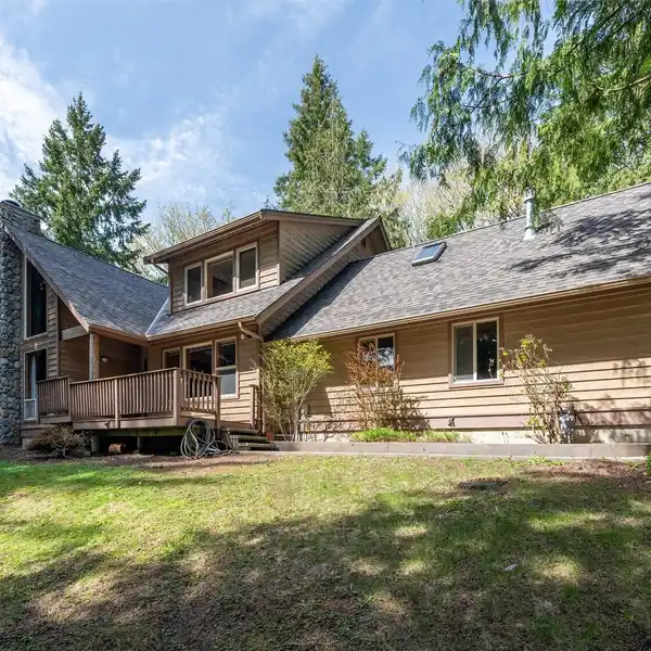 CUSTOM LODGE-STYLE HOME WITH VINEYARD AND CREEK