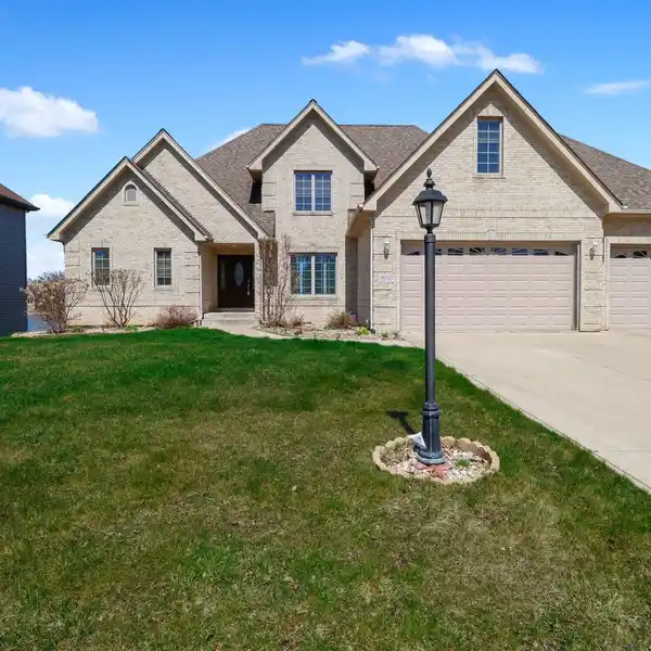 AN UNPARALLELED LAKEFRONT LIVING EXPERIENCE