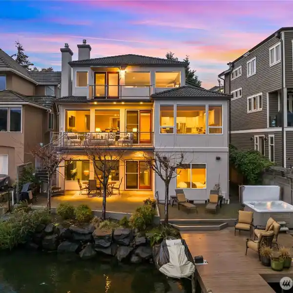 WEST-FACING LAKE WASHINGTON RETREAT