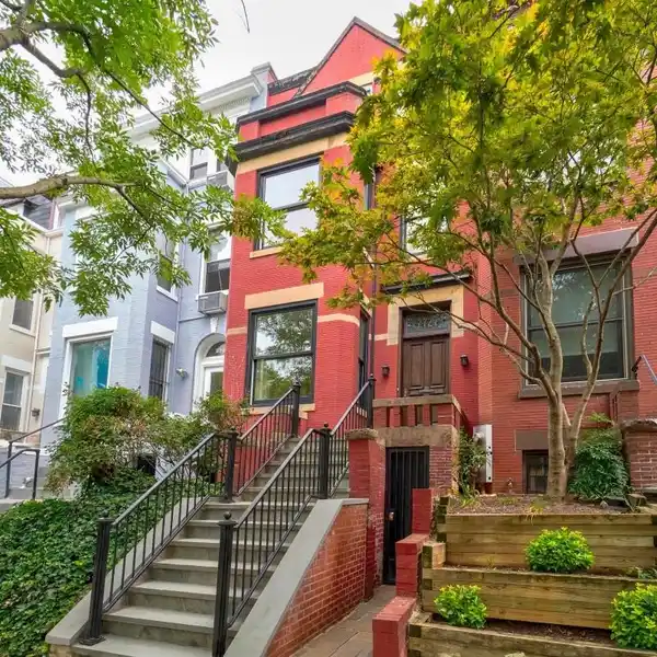CIRCA 1905 ROWHOUSE IN MOUNT PLEASANT